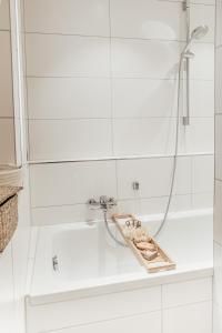 biała łazienka z prysznicem i umywalką w obiekcie JAMA - Großes Design Apartment, Innenstadt, WLAN, Familie&Gruppen w mieście Coburg