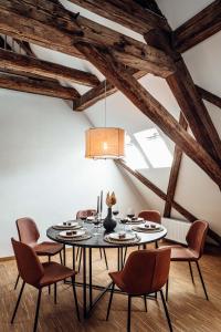 jadalnia ze stołem i krzesłami w obiekcie JAMA - Großes Design Apartment, Innenstadt, WLAN, Familie&Gruppen w mieście Coburg