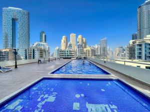 ein Pool auf dem Dach eines Gebäudes in der Unterkunft The Smart Concierge - DEC Tower in Dubai
