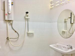 La salle de bains blanche est pourvue d'une douche et d'un lavabo. dans l'établissement The Creek Garden Resort Huainamrin ห้วยนำ้ริน, à Mae Hong Son