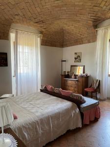サルソマッジョーレ・テルメにあるTorre Colombaiaの木製の天井が特徴のベッドルーム1室(大型ベッド1台付)