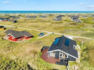 una vista aérea de una casa en una colina con el océano en 8 person holiday home in Hj rring en Kærsgård Strand