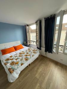 una camera con un letto e due finestre di F2 calme, Château, Grand Parquet, Fôret ad Avon