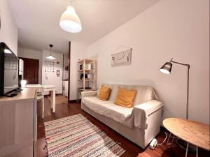ein Wohnzimmer mit einem Sofa und einem Tisch in der Unterkunft Studio Gerês in Geres
