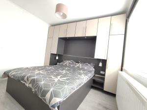1 dormitorio con 1 cama con edredón blanco y negro en CASA VICTORIA en Victoria