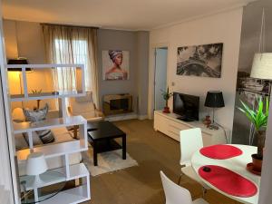 sala de estar con mesa y sala de estar con habitación en Apartamento Puerto Deportivo Marina de Santander, en Santander