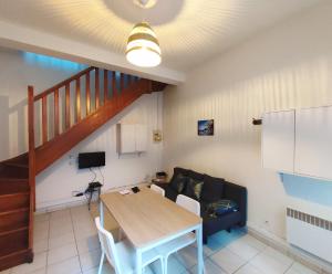 Televízia a/alebo spoločenská miestnosť v ubytovaní Appartement Cosy en centre centre-ville . . .
