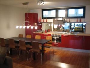 A kitchen or kitchenette at Amplio apto en Prosperidad a 30 min Puerta del Sol Még 6 kép