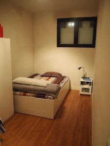 A bed or beds in a room at Amplio apto en Prosperidad a 30 min Puerta del Sol