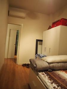 A bed or beds in a room at Amplio apto en Prosperidad a 30 min Puerta del Sol