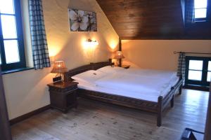 ein Schlafzimmer mit einem Bett mit zwei Lampen in der Unterkunft Vielanker Brauhaus GmbH in Vielank