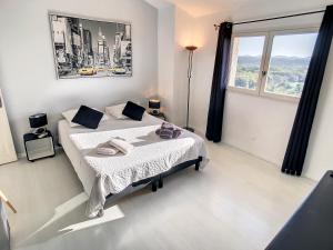 Postel nebo postele na pokoji v ubytování 3 Bedrooms Villa near Cannes - Pool & Jacuzzi - Sea View + 67 fotografií