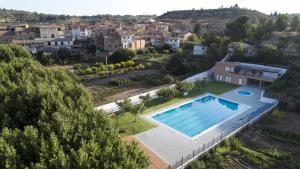 een luchtzicht op een villa met een zwembad bij Casa rural la Posada Terra Alta Matarraña in Caseras