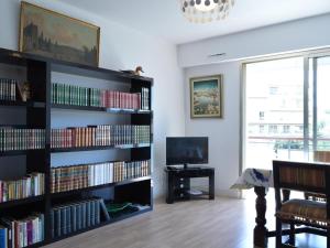 a living room with a book shelf filled with books at Appartement Antibes, 2 pièces, 4 personnes - FR-1-252-30 in Antibes