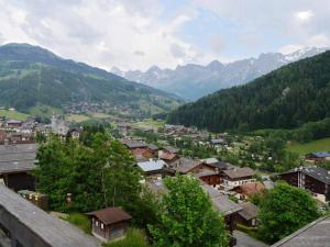 ル・グラン・ボルナンにあるAppartement Le Grand-Bornand, 1 pièce, 4 personnes - FR-1-241-132の山を背景にした谷の町