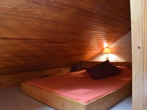 łóżko w drewnianej kabinie z lampką w obiekcie Appartement Méribel, 1 pièce, 5 personnes - FR-1-180-304 w Méribel