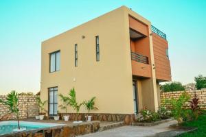 ein Haus mit Pool davor in der Unterkunft Shany’s Villa 3bdrm with private swimming pool in Mombasa