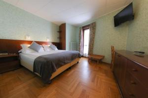 a hotel room with a bed and a television at HOTEL SPORTING in Breuil-Cervinia