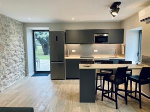 - une cuisine avec une table et des chaises dans la chambre dans l'établissement Mas de Veyras - Gîtes 5 étoiles en Ardèche, à Lachapelle-sous-Aubenas