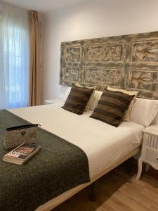 Posteľ alebo postele v izbe v ubytovaní Apartamentos Sevilla Palace