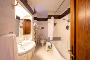 Koupelna v ubytování Hotel Maxim Axial