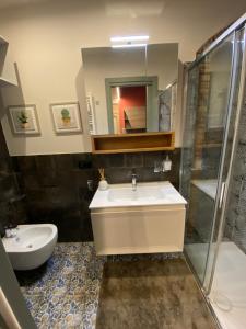 La salle de bains est pourvue d'un lavabo, d'une douche et de toilettes. dans l'établissement B & B Beata Colomba, à Rieti