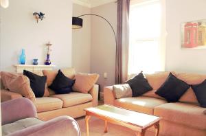 een woonkamer met 2 banken en een salontafel bij Suite 4 - Comfy Bedroom near MCR Centre in Manchester