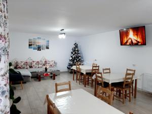 - un salon avec un arbre de Noël et un canapé dans l'établissement Milea's Guesthouse, à Bran