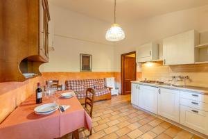 A kitchen or kitchenette at Sun Hill Apartments