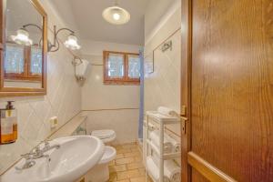 A bathroom at Sun Hill Apartments