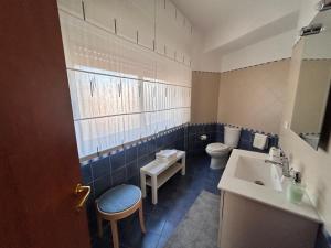 een badkamer met een toilet en een wastafel bij Casa Terrazza del Sole in Catania