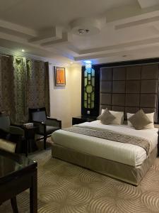 a hotel room with a large bed and a desk at Golden New Al Dar - جولدن نيو الدار in Jazan