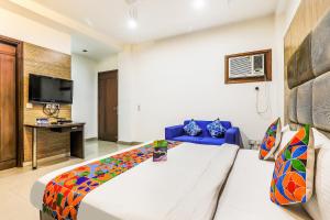 um quarto de hotel com uma cama e uma televisão em FabHotel The Residency DLF Galleria em Gurgaon