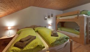 Postel nebo postele na pokoji v ubytování Bärghuis Jochpass - Alpine Hideaway - 2222müM