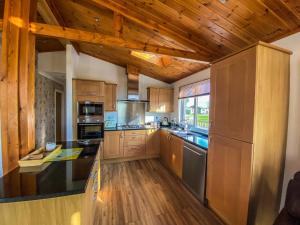 Kuchyň nebo kuchyňský kout v ubytování Immaculate 3-Bedroom Private Lodge near York