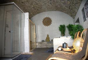 un corridoio con sedie e una porta a vetri in una stanza di Le Allegre Comari di Ossuccio a Ossuccio