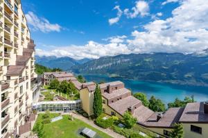 vistas a un edificio con vistas al lago en Dorint Blüemlisalp Beatenberg/Interlaken en Beatenberg