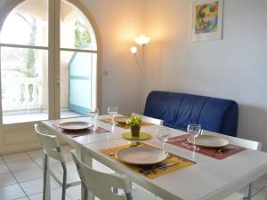 a dining room table with plates and glasses on it at Charmant T2/Mezzanine avec Piscine et Terrasse, à 5 min de la Plage, St-Raphaël - FR-1-226A-148 in Boulouris-sur-Mer +13 photos
