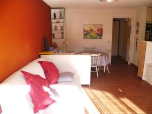 una camera con letto e tavolo di Appartement Cavalaire-sur-Mer, 2 pièces, 4 personnes - FR-1-226B-153 a Cavalaire-sur-Mer