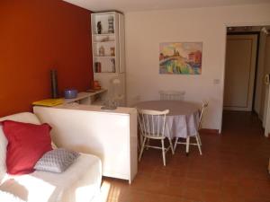 una cucina e una sala da pranzo con tavolo e divano di Appartement Cavalaire-sur-Mer, 2 pièces, 4 personnes - FR-1-226B-153 a Cavalaire-sur-Mer