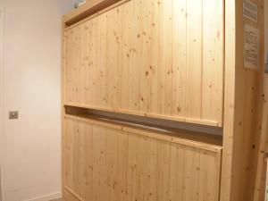 un armadio in legno in una stanza con pannelli in legno di Appartement Méribel, 1 pièce, 4 personnes - FR-1-180-206 a Méribel