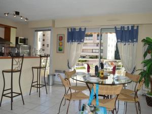 una cucina e una sala da pranzo con tavolo e sedie di Appartement Saint-Raphaël, 3 pièces, 4 personnes - FR-1-226A-46 a Saint-Raphaël