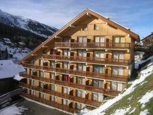 a large building on a snow covered mountain at Appartement Méribel, 1 pièce, 4 personnes - FR-1-180-206 in Méribel