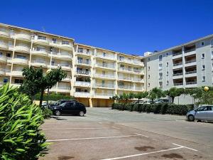 un parcheggio di fronte a un grande condominio di Appartement Saint-Raphaël, 3 pièces, 4 personnes - FR-1-226A-46 a Saint-Raphaël