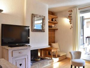 Gallery image of Studio cabine à Méribel, 4 personnes, terrasse sud, parking privé, casier à skis, lave-linge - FR-1-180-210 in Méribel