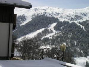 Gallery image of Studio cabine à Méribel, 4 personnes, terrasse sud, parking privé, casier à skis, lave-linge - FR-1-180-210 in Méribel +15 photos