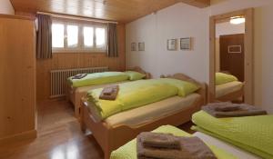 Postel nebo postele na pokoji v ubytování Bärghuis Jochpass - Alpine Hideaway - 2222müM