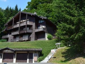 a building on a hill with a ivy at Appartement Le Grand-Bornand, 3 pièces, 7 personnes - FR-1-241-50 in Le Grand-Bornand