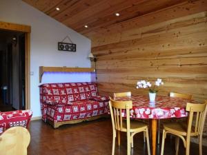 Appartement Le Grand-Bornand, 2 pièces, 5 personnes - FR-1-241-3にあるシーティングエリア