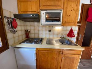 a small kitchen with a sink and a microwave at Appartement Le Grand-Bornand, 2 pièces, 6 personnes - FR-1-241-52 in Le Grand-Bornand